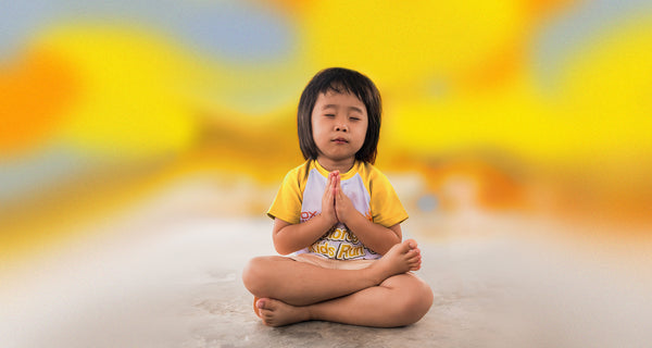 Kinder und Achtsamkeit: Ein Kind, das meditiert